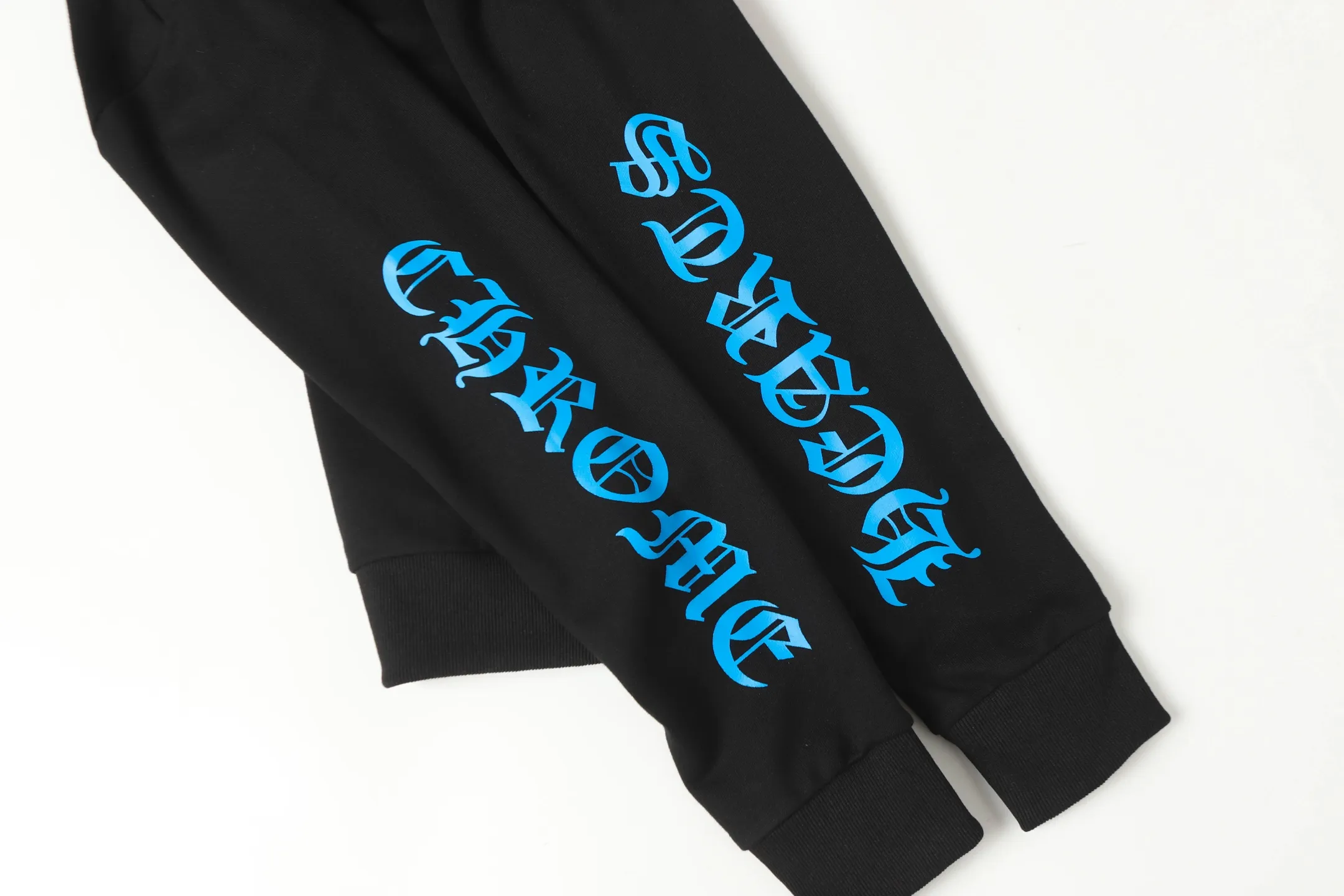 P240 Cross-border running quantity model, please do not place an order if you pursue quality - Chrome Hearts/Chrome Heart Cross ✝️ Sanskrit printed hooded sweatshirt - High weight, high density and high quality. The wool is soft, delicate and skin-friendly. It feels soft and silky. It has excellent warmth and skin-friendly properties - Custom-woven and dyed, no color difference. No matter the fabric or workmanship details, it beats the ordinary version on the market - Hardware zipper accessories are all customized, full of details -Colour: black white -Size: S M L XL